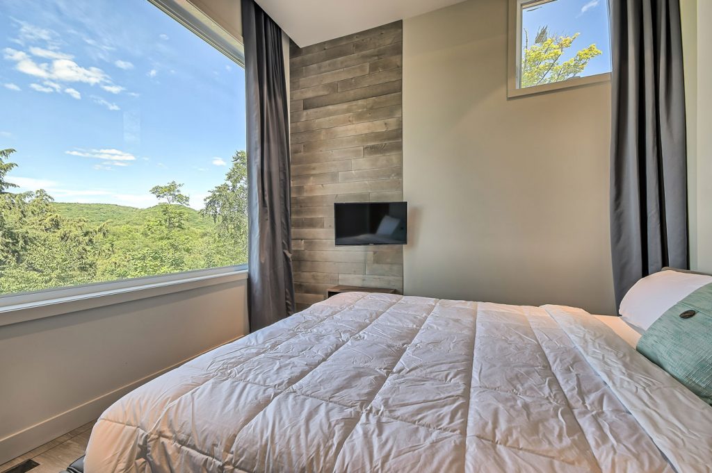 Cortina - Master Bedroom with Flat screen